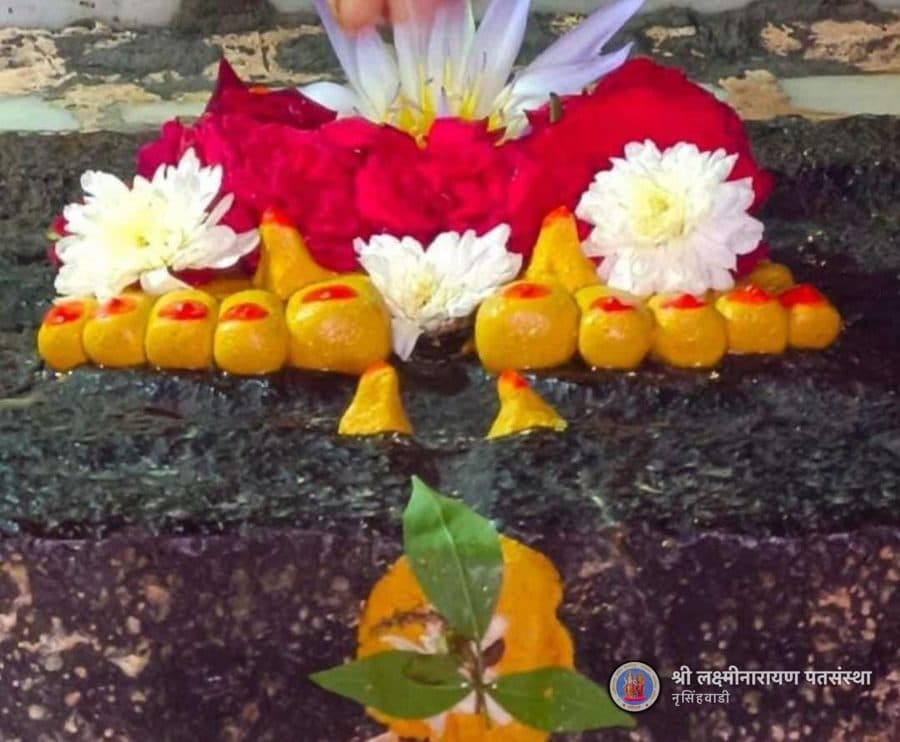 Offerings at the Manohar Padukas at Nrusinhawadi